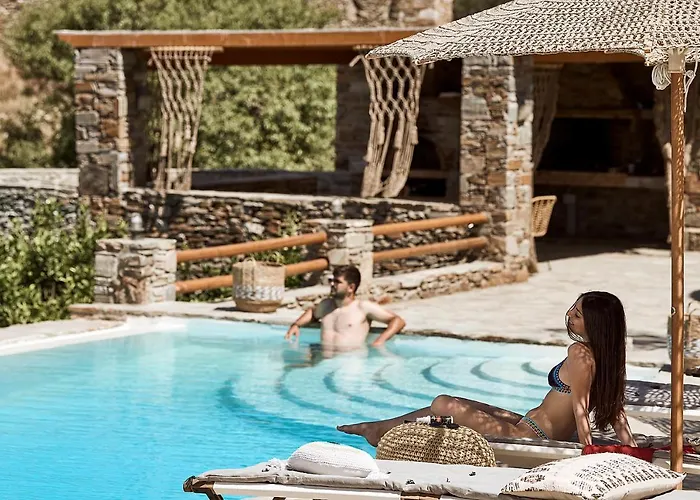 Monadi فيلة Kanala